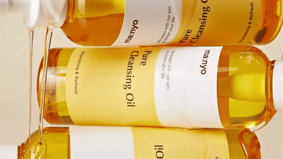 Manyo Pure Cleansing Oil är en skonsam rengöringsolja som effektivt tar bort smink, smuts och orenheter. Formulerad med naturliga oljor som jojobaolja och olivolja för att vårda och återfukta huden samtidigt som den rengör på djupet. Passar alla hudtyper.