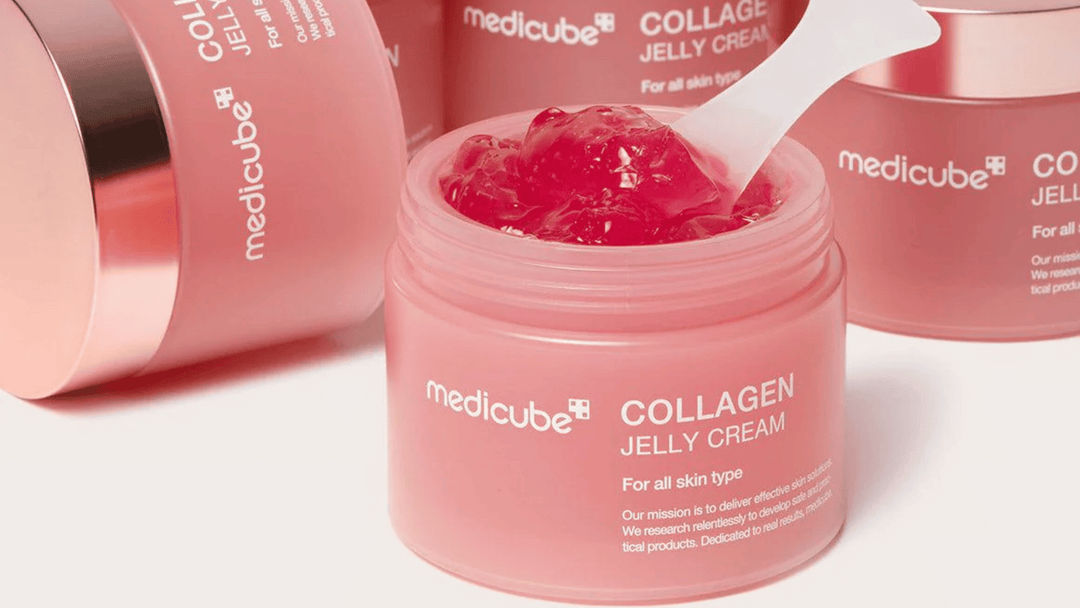 Medicube Collagen Jelly Cream är en återfuktande och fasthetsförbättrande kräm som är rik på kollagen. Den geléliknande texturen absorberas snabbt och passar alla hudtyper, vilket gör huden mjuk, smidig och strålande. Perfekt för daglig användning!