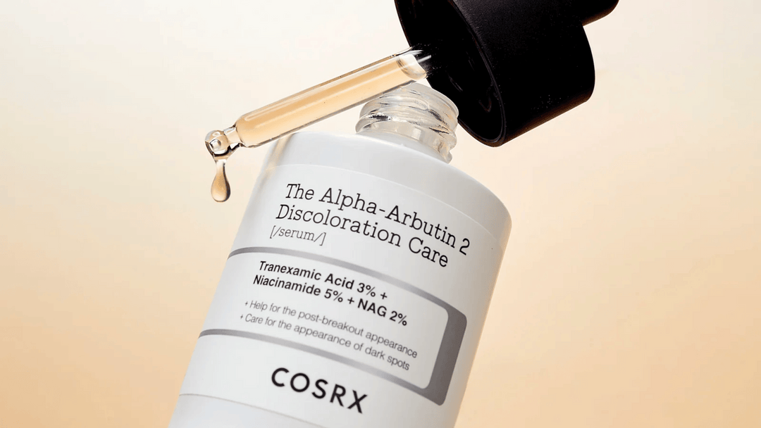 COSRX Alpha-Arbutin 2% Discoloration Care Serum minskar mörka fläckar och ojämn hudton. Berikad med tranexamsyra, niacinamid och NAG för att ljusa upp och återfukta huden. Perfekt för en klarare och jämnare hud med regelbunden användning.