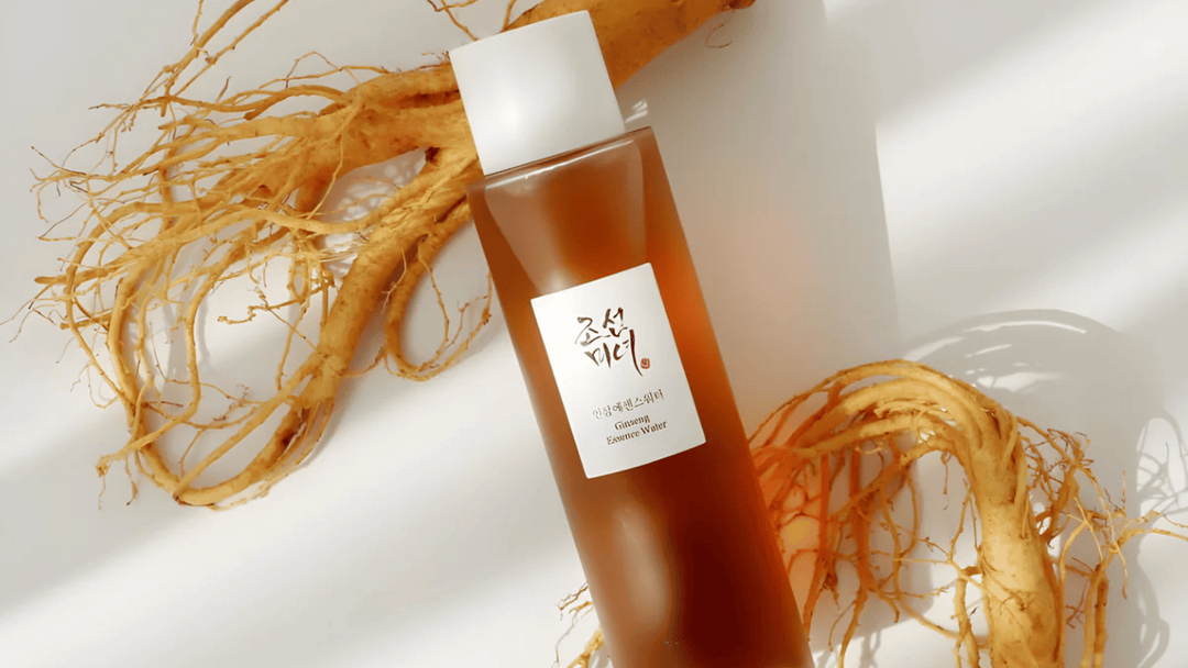 Beauty of Joseon Ginseng Essence Water är en närande toner berikad med ginsengextrakt. Den återfuktar, jämnar ut hudtonen och ger lyster samtidigt som den stärker hudens barriär. Perfekt för daglig användning för att förbättra hudens hälsa och vitalitet.