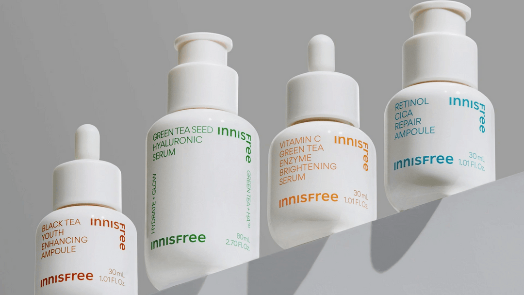 Fyra flaskor med innisfree produkter på en hylla.