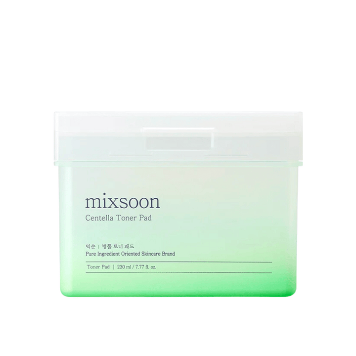 En transparent behållare med en grön och vit gradient som innehåller Centella toner pads. Behållaren är märkt med "mixsoon Centella Toner Pad" och rymmer 230 ml (7,77 fl. oz.) toner pads avsedda för hudvård.