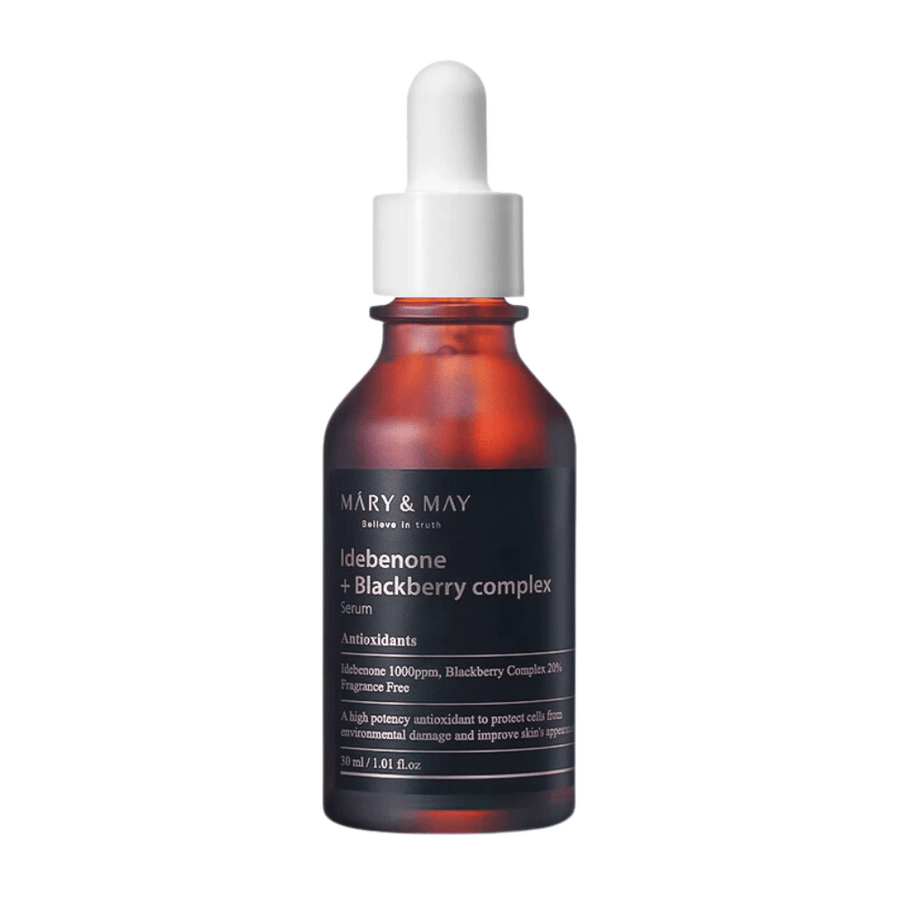 Bild av MARY & MAY Idebenone + Blackberry Complex Serum i en elegant, mörk glasflaska. Serumet innehåller 1000 ppm idebenon och 20% björnbärskomplex, vilket ger kraftfulla antioxidanter för att skydda huden från miljöskador och förbättra dess utseende. Flaskans design framhäver produktens kvalitet och effektivitet.