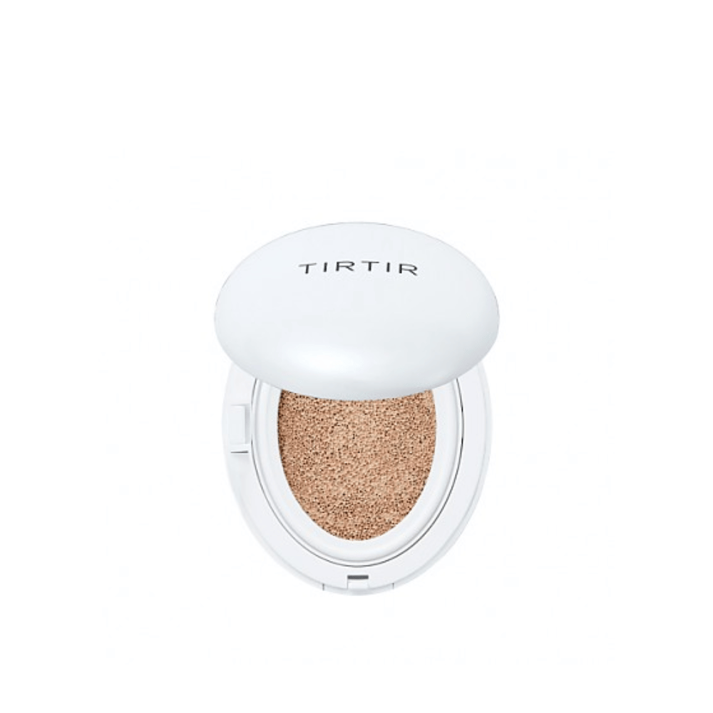 Produkten på bilden är TIRTIR "My Glow Cream Cushion" i nyansen #23 Sand. Det är en cushion foundation som är designad för att ge huden en strålande finish och är tillräckligt kompakt för att enkelt kunna tas med och användas för snabba touch-ups. Förpackningen är stilren med en vit, slät yta och märkets namn i enkel text. Nyansen #23 Sand indikerar en medium hudton. Cushion foundations är populära för deras förmåga att skapa en jämn och naturlig täckning samt för deras fuktgivande egenskaper.