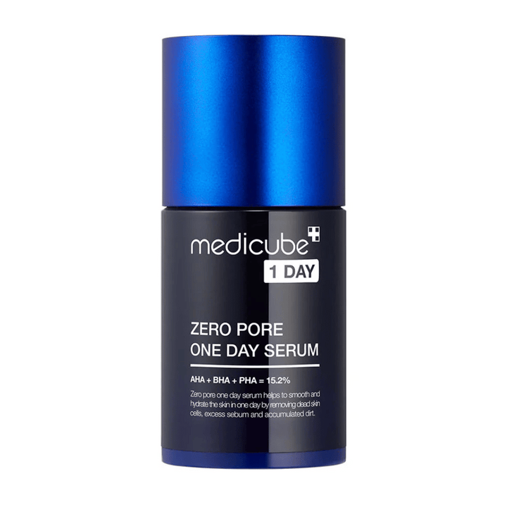 Medicube Zero Pore One Day Serum i en elegant svart flaska med blått lock. Innehåller AHA, BHA och PHA (15,2 %) för att exfoliera, återfukta och förbättra hudens struktur. Perfekt för att minska porstorlek och balansera talgproduktionen.