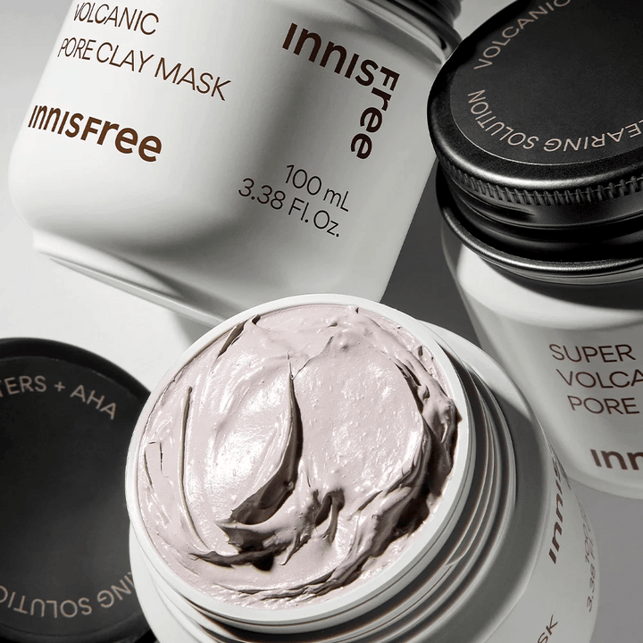 Tre Super Volcanic Pore Clay Masker på en vit bakgrund. (Märke: innisfree)