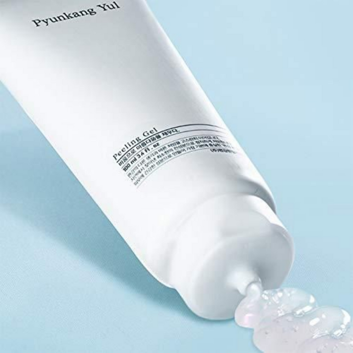 En tub Pyunkang Yul Peeling Gel 100ml på blå bakgrund.