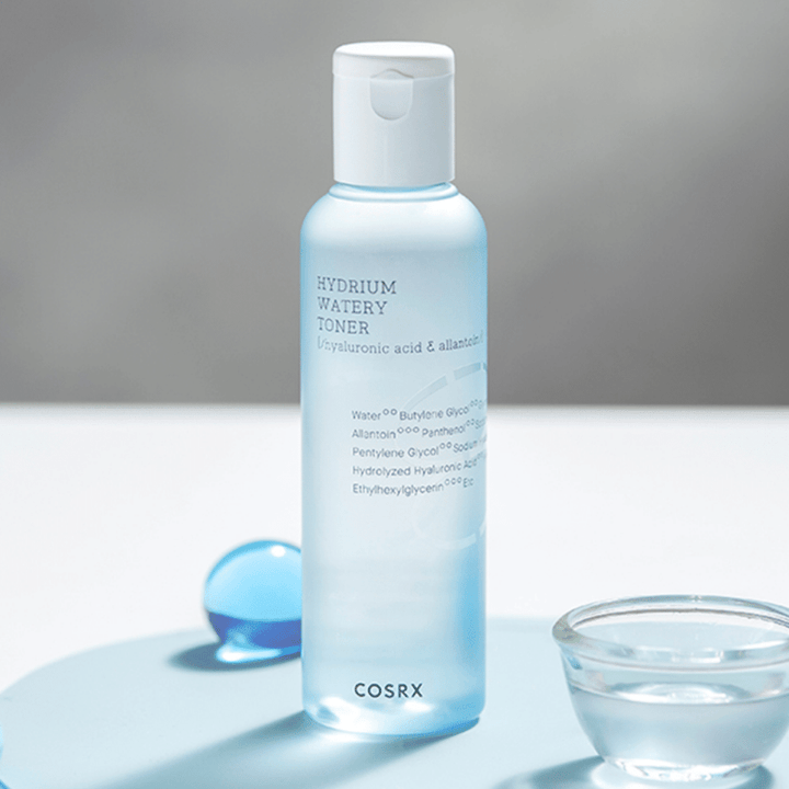 En COSRX Hydrium Watery Toner 150ml, en återfuktande ansiktsvatten med hyaluronsyra.